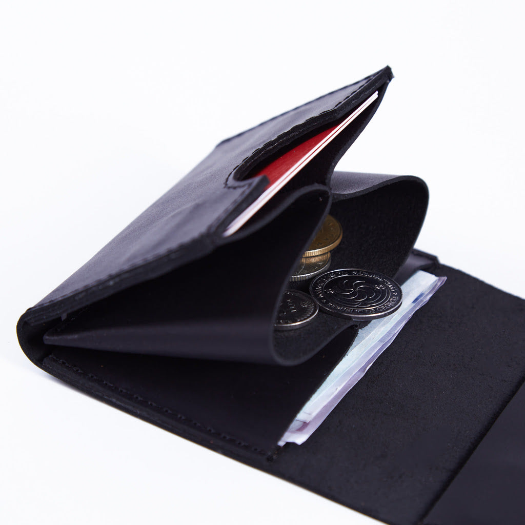 Lean Compact RFID-blocking wallet made of vintage leather