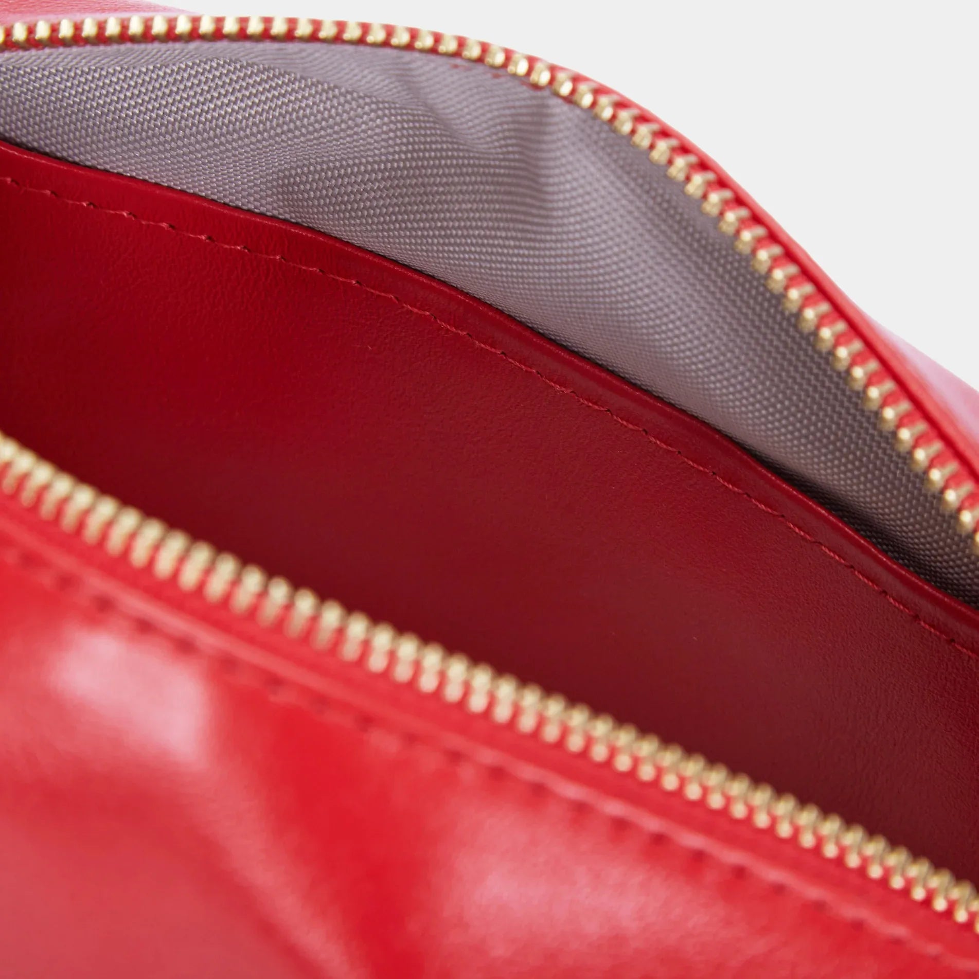 Mirage Medium Cosmetic Bag, red - INCARNE® Global