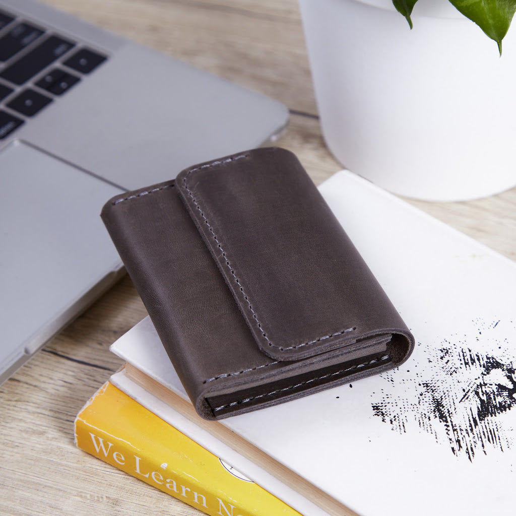 Lean Compact RFID-blocking wallet made of vintage leather