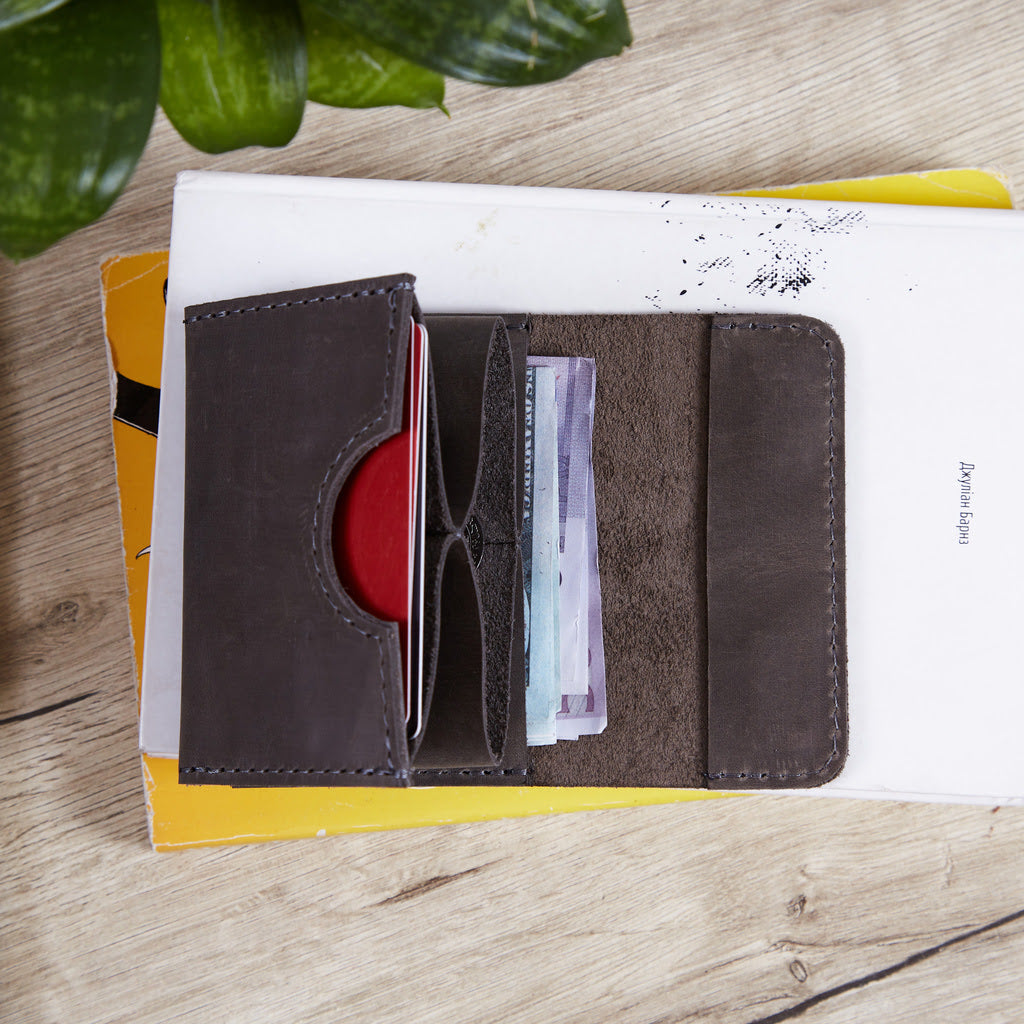 Lean Compact RFID-blocking wallet made of vintage leather