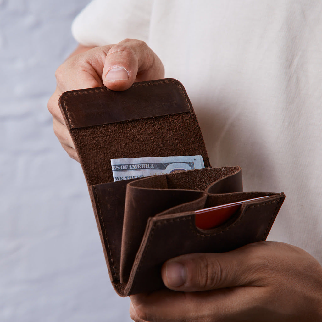 Lean Compact RFID-blocking wallet made of vintage leather