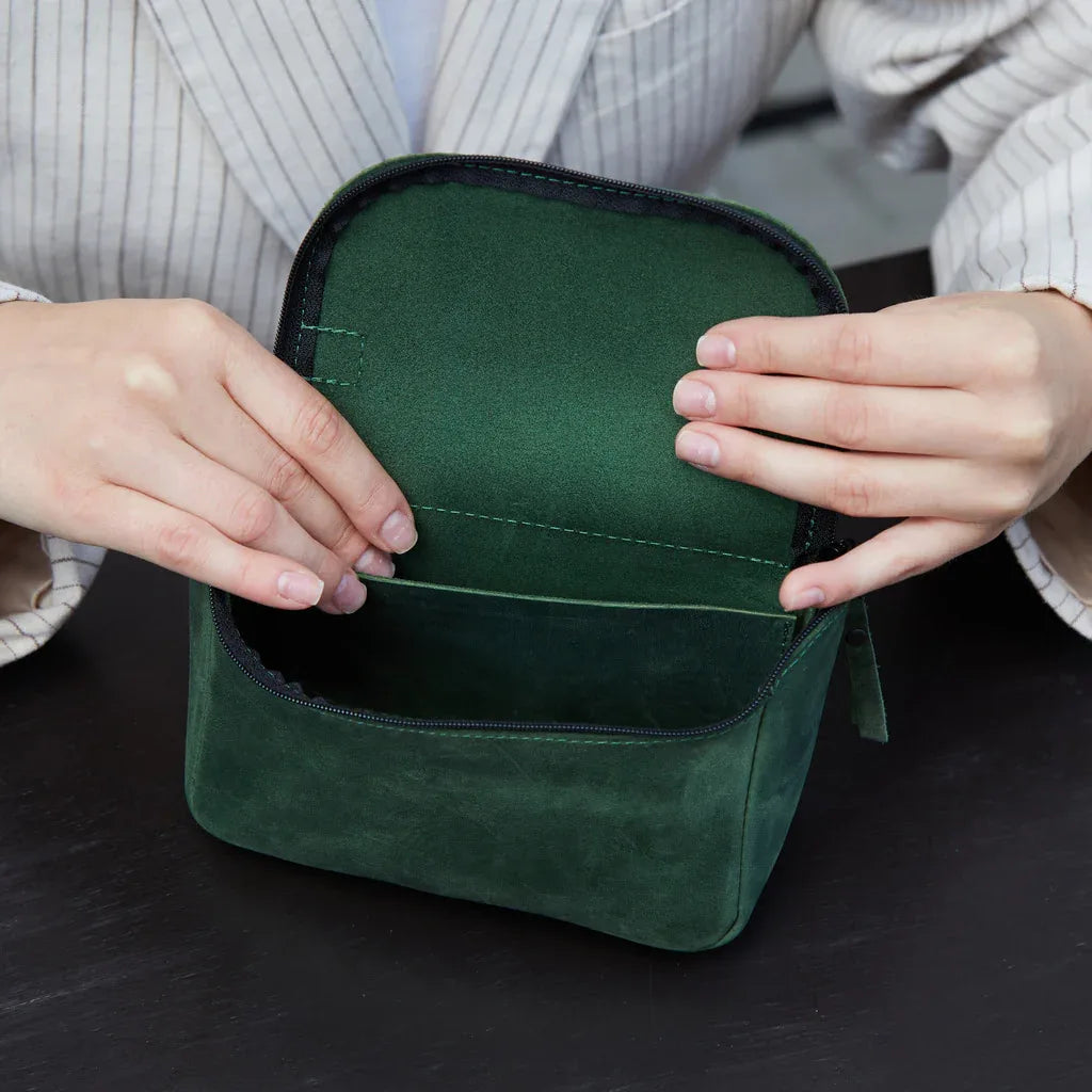 Makeup bag Timeless made from vintage leather - INCARNE® Global