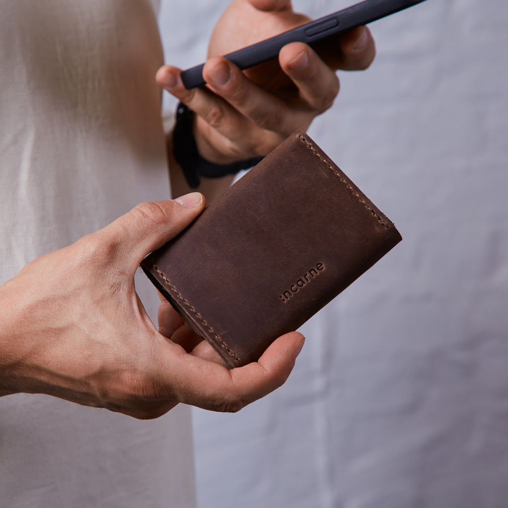 Lean Compact RFID-blocking wallet made of vintage leather