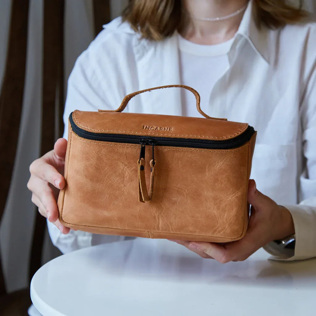 Makeup bag Timeless made from vintage leather - INCARNE® Global