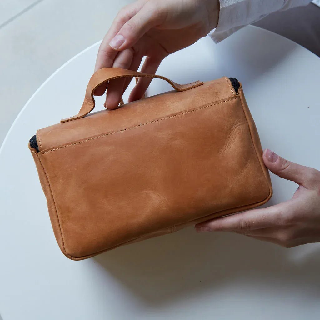 Makeup bag Timeless made from vintage leather - INCARNE® Global