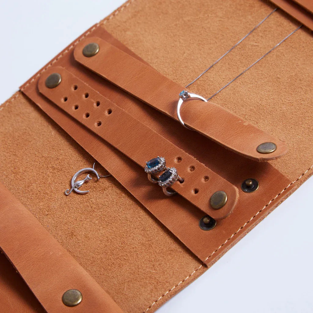 Beauty Weekend vintage leather jewelry organizer - INCARNE® Global