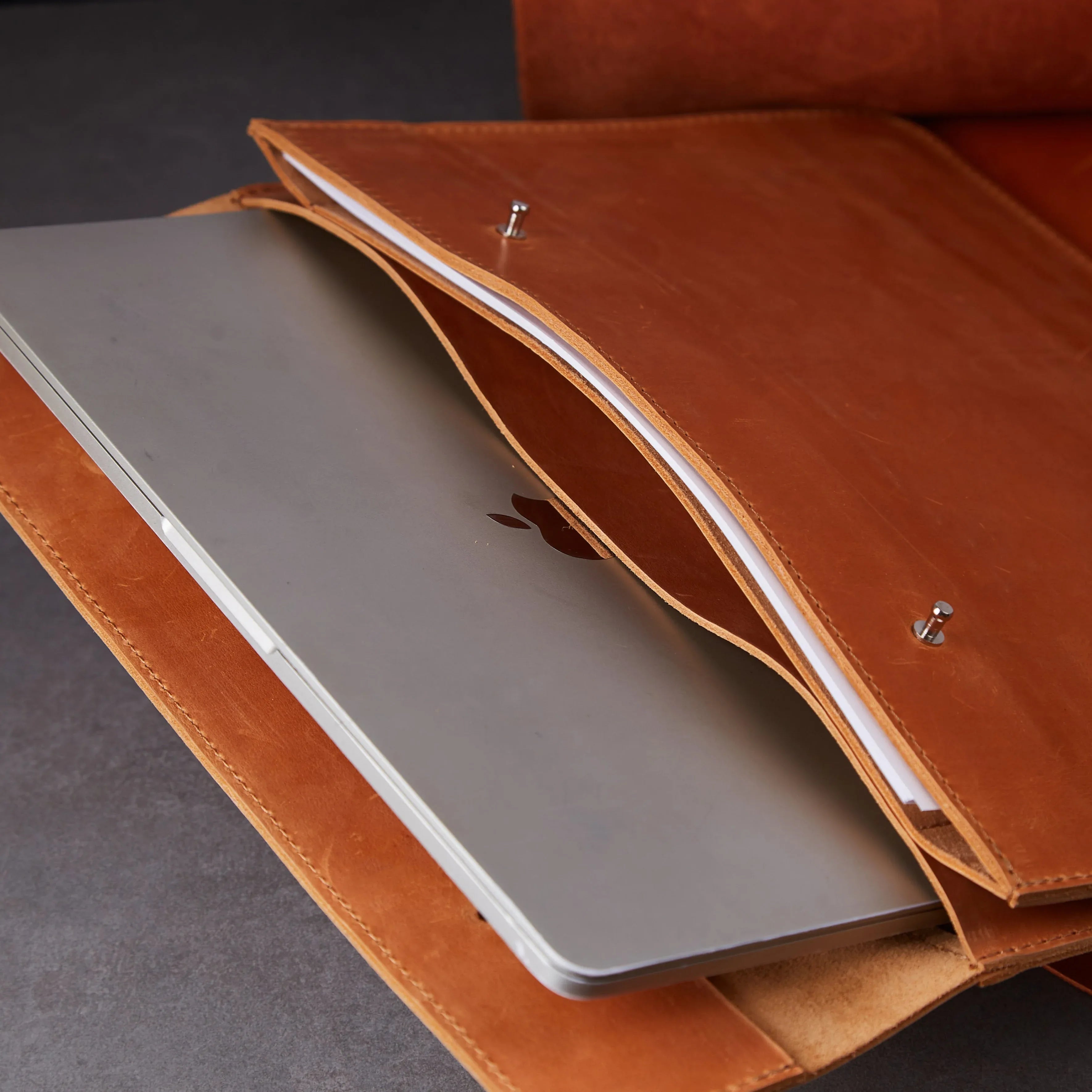 Neat Laptop Sleeve, Cognac (vintage) - INCARNE® Global