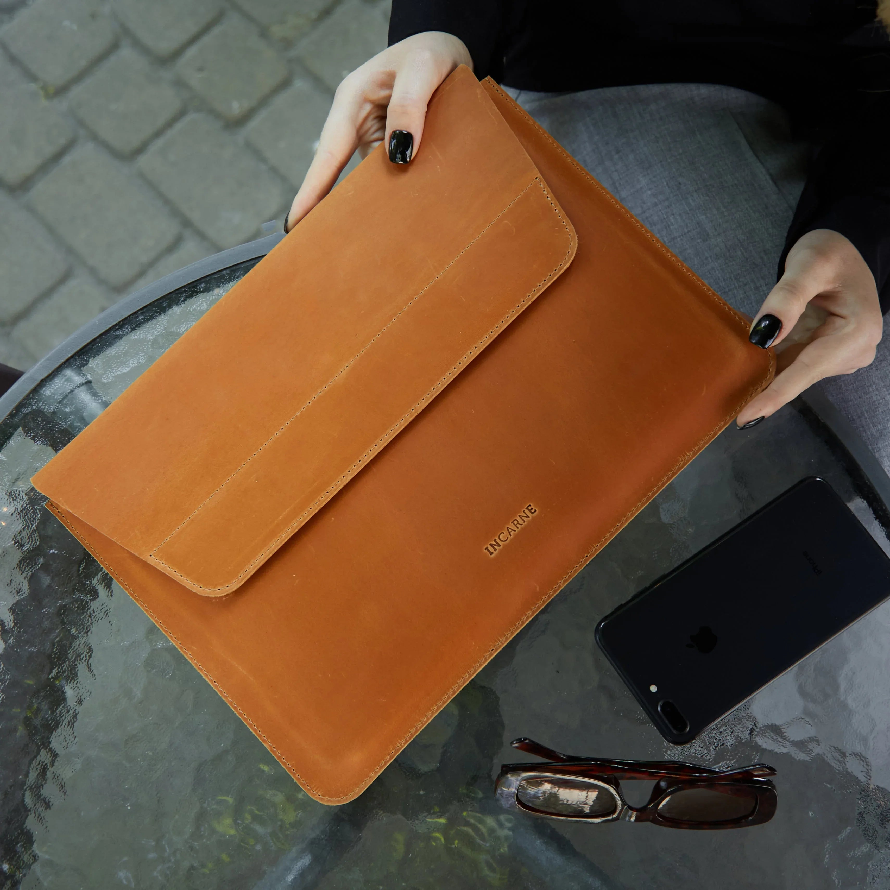 Line Laptop Sleeve, Cognac (vintage) - INCARNE® Global