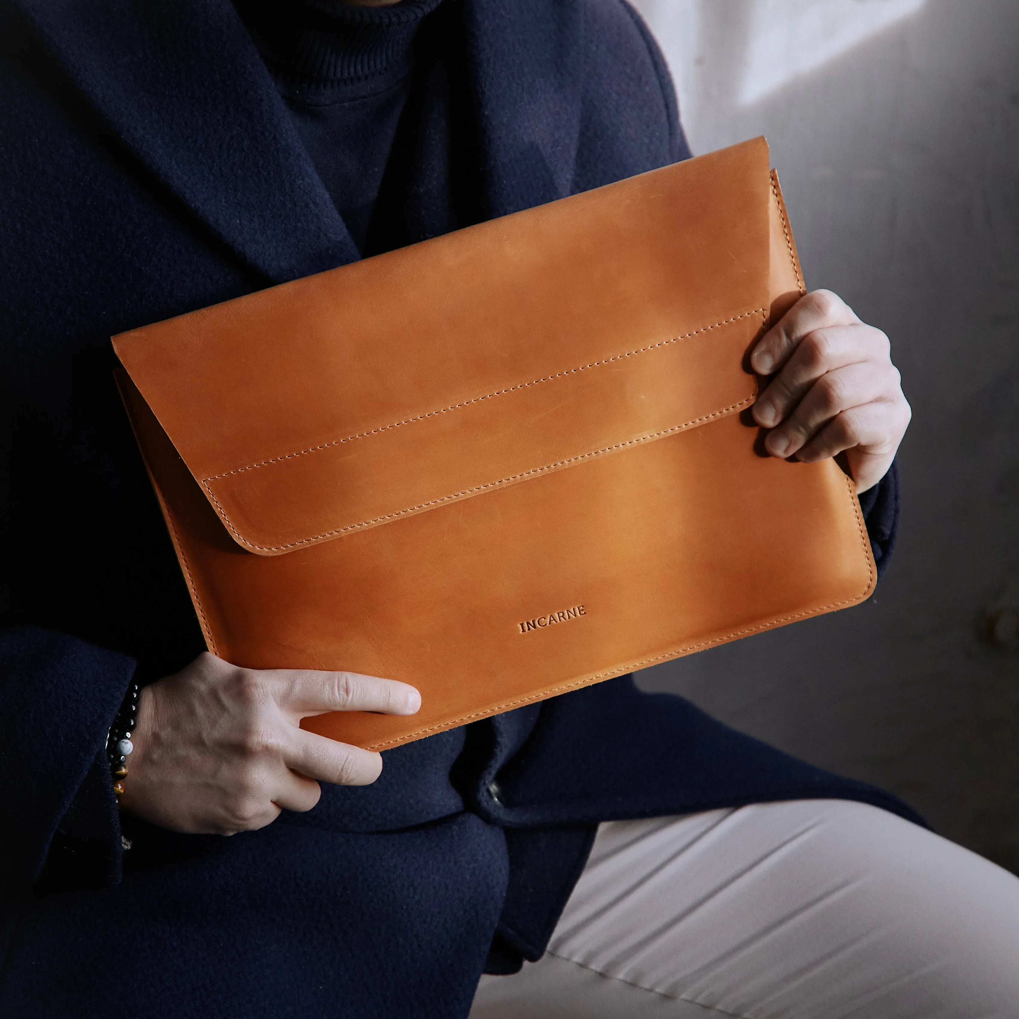 Line Laptop Sleeve, Cognac (vintage) - INCARNE® Global