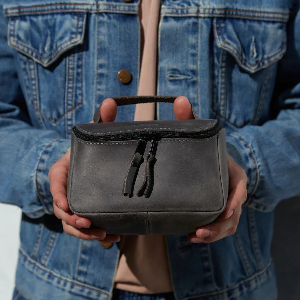 Makeup bag Timeless made from vintage leather - INCARNE® Global