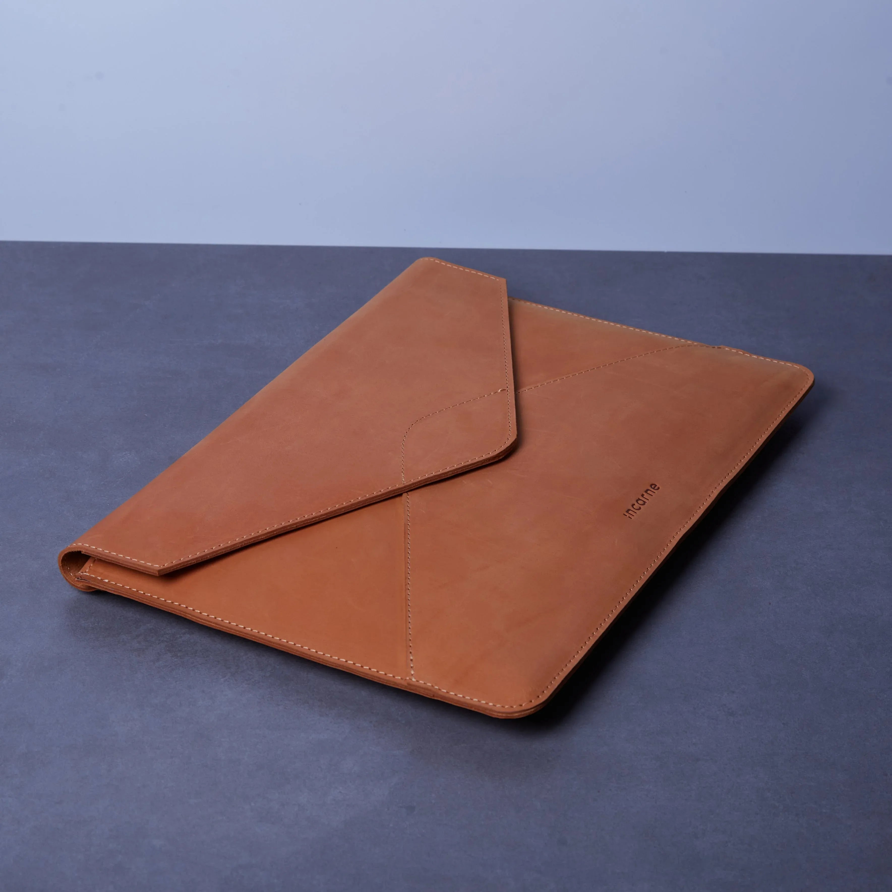 Message Laptop Sleeve, Cognac (vintage) - INCARNE® Global