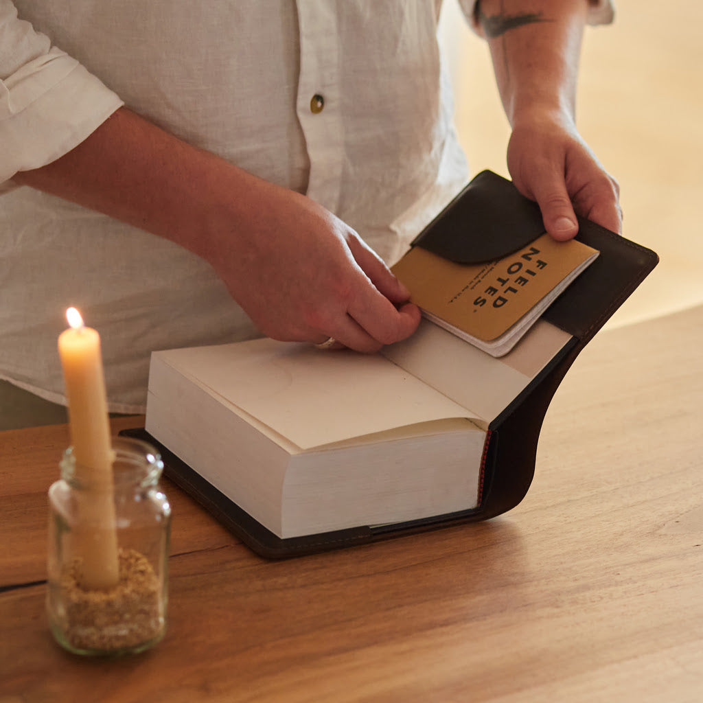Funda de cuero de la Santa Biblia