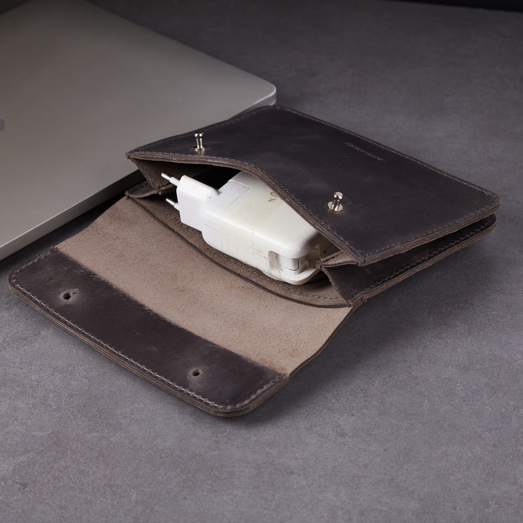 Păstrează organizatorul pentru încărcător, cablu și mouse din piele vintage