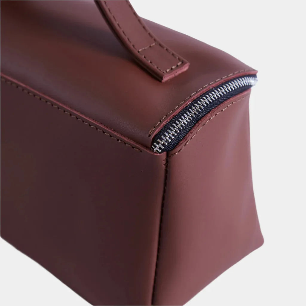 Timeless leather toiletry bag - INCARNE® Ukraine