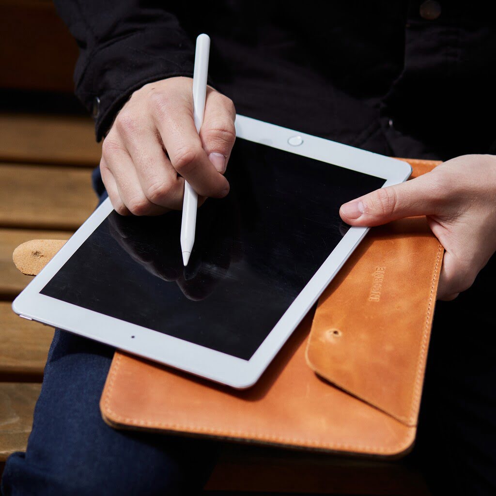 Leather Remarkable 2 Sleeve with Pencil Holder — Oakland